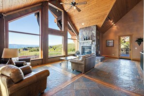 TV connectée, cheminée, chaîne hi-fi