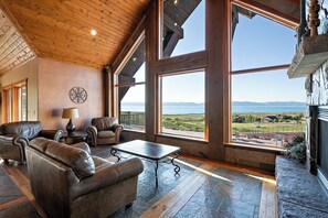 Smart TV, fireplace, stereo