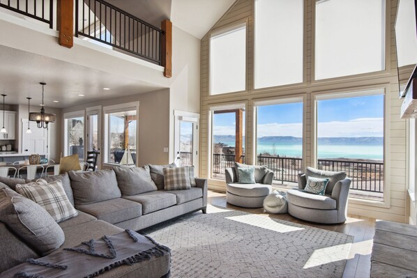 TV connectée, cheminée, chaîne hi-fi