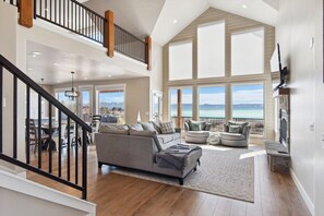 TV connectée, cheminée, chaîne hi-fi