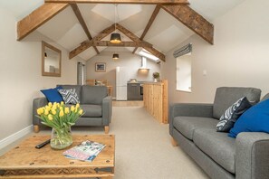 TV, ping pong - Romantic One Bedroom Cottage Walking Distance From The Beach | Felin-Pennarth (Clynnog)