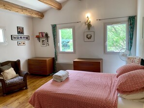 4 chambres, fer et planche à repasser, Wi-Fi, draps fournis