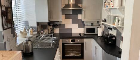 Cottage | Private kitchen | Fridge, microwave, oven, stovetop