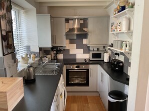 Ferienhaus | Eigene Küche | Kühlschrank, Mikrowelle, Ofen, Herdplatte