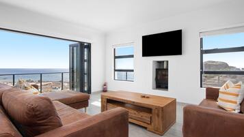 Televisión y chimenea