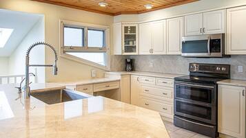 Frigorifero, microonde, forno, piano cottura