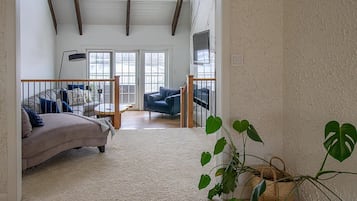 Smart TV, caminetto, videogiochi, lettore DVD