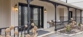 Buckhorn Lake Cottage w/Hot tub, Central AC, Pizza Oven, Smoker, Unlimited WiFi