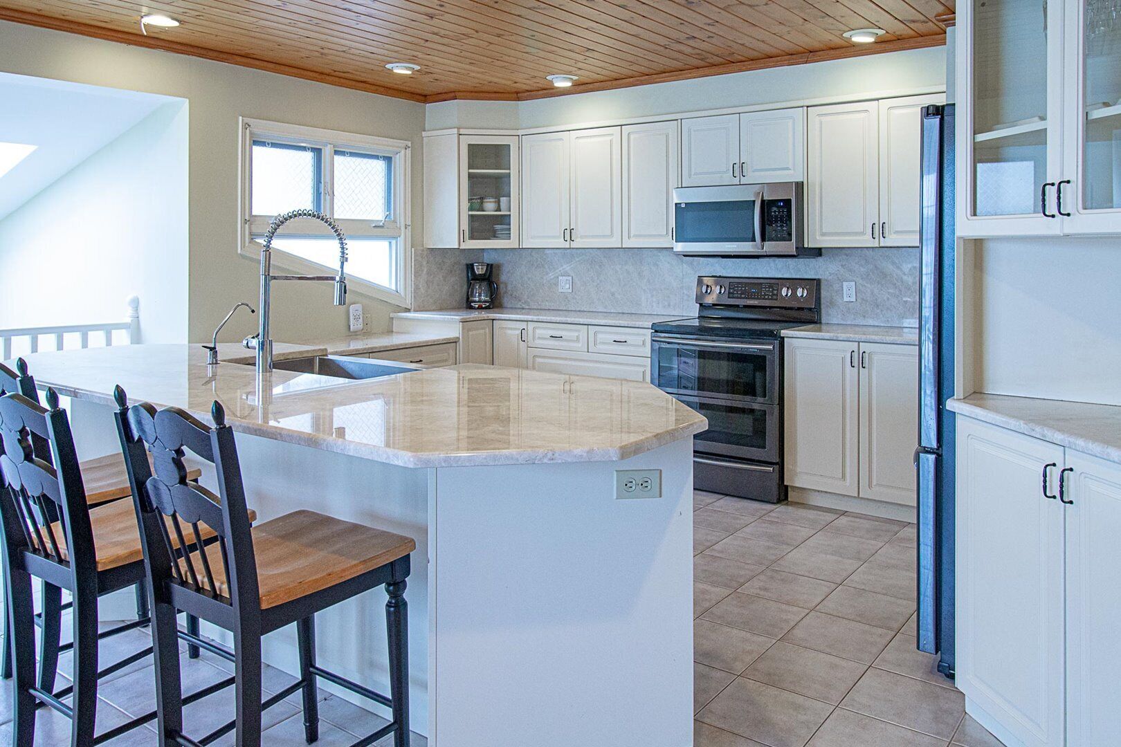 ثلاجة، ميكروويف، فرن، موقد طهي مسطح