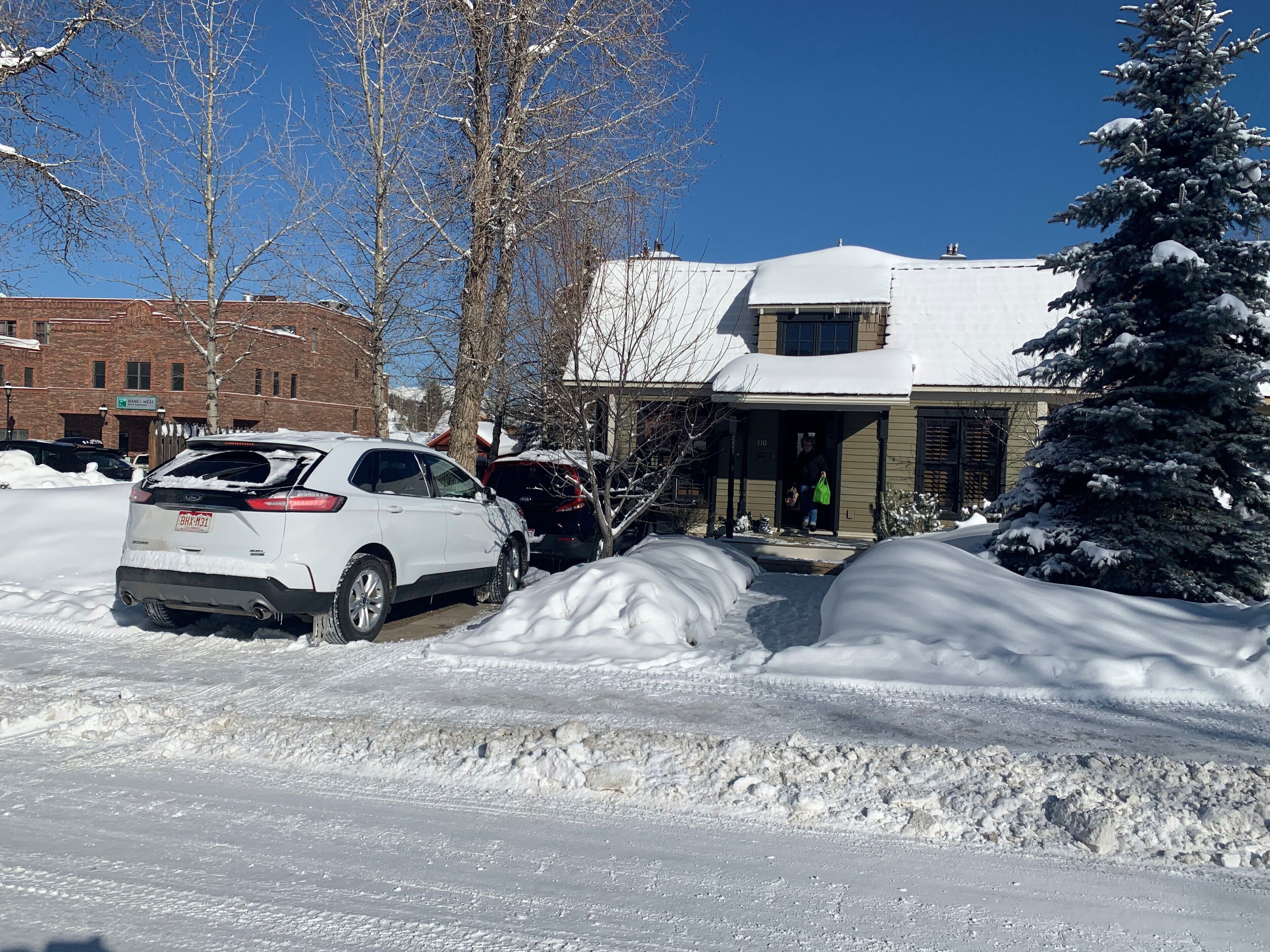 2 Bedroom - Mountain Contemporary - Great Location Walking Distance to Downtown