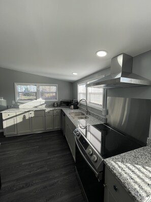 Fridge, microwave, oven, stovetop - Cozy Home near the Beautiful Bay River (Vandemere)