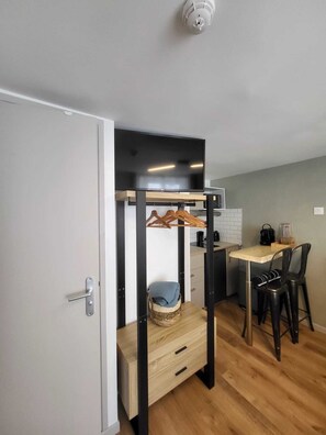 City Studio 7 | Private kitchen | Mini-fridge, microwave, toaster, cookware/dishes/utensils - HOTEL RESIDENCE A LA BUTTE AUX CAILLES (Paris)