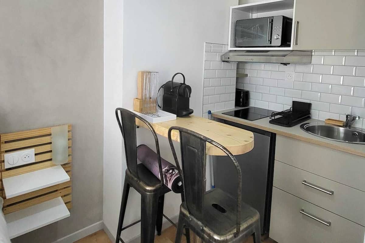 City Studio 6 | Private kitchen | Mini-fridge, microwave, toaster, cookware/dishes/utensils