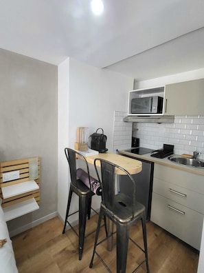 City Studio 6 | Private kitchen | Mini-fridge, microwave, toaster, cookware/dishes/utensils - HOTEL RESIDENCE A LA BUTTE AUX CAILLES (Paris)