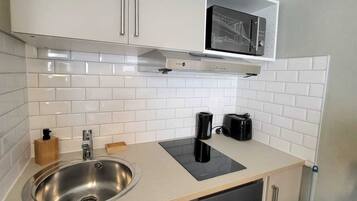 City Studio 7 | Private kitchen | Mini-fridge, microwave, toaster, cookware/dishes/utensils