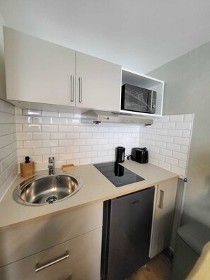 City Studio 7 | Private kitchen | Mini-fridge, microwave, toaster, cookware/dishes/utensils - HOTEL RESIDENCE A LA BUTTE AUX CAILLES (Paris)