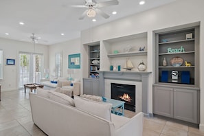 Smart TV, fireplace, DVD player, books - 4BR Beach House with Kayaks, Paddle Boards + 3  Resort Pools | Happy Days (Destin)
