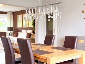 Dining - Bright Designer Home | Terrace & Free Parking (Bayreuth)