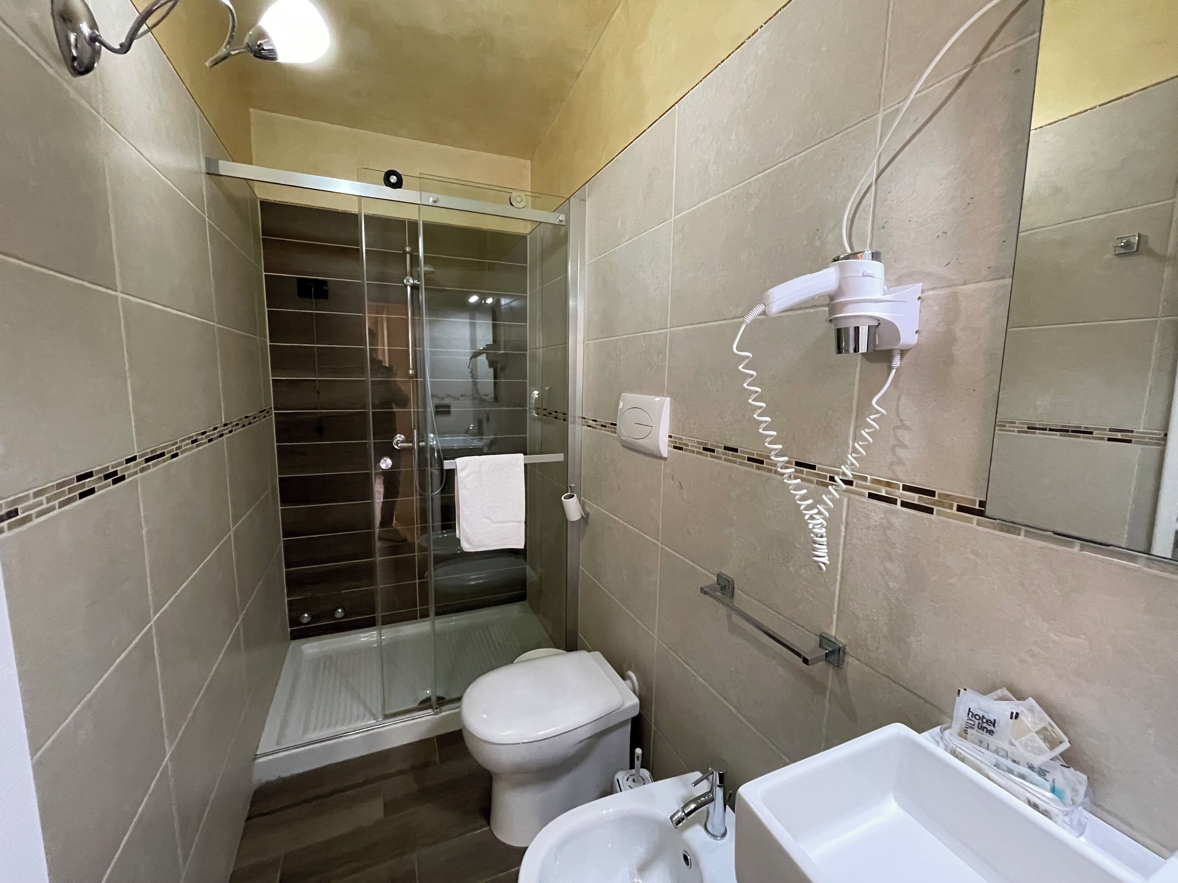 Une salle de bain moderne avec une douche à parois de verre, des toilettes, un lavabo et une baignoire.