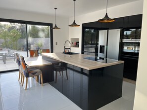 Refrigerador, microondas, horno y parrilla de estufa