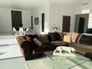 Smart-TV, Tischtennisplatte, Bücher