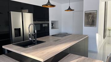 Réfrigérateur, micro-ondes, four, plaque de cuisson