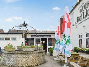 Outdoor dining - 1 bedroom accommodation in Holme upon Spalding Moor, near York (Holme upon Spalding Moor, near York)