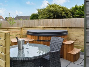 Outdoor dining - 1 bedroom accommodation in Holme upon Spalding Moor, near York (Holme upon Spalding Moor, near York)