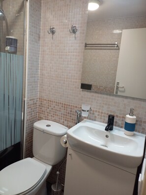 Secadora de cabello, toallas, jabón, papel de baño 