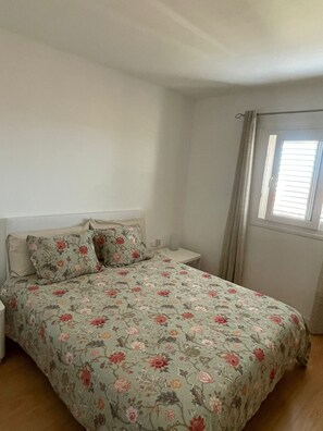 2 chambres, fer et planche à repasser, Wi-Fi, draps fournis