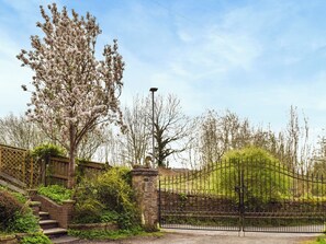 Property grounds - 1 bedroom accommodation in Hollingworth (Hollingworth)