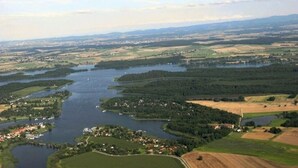 Vue aérienne d’une rivière, de la végétation environnante et de quelques petits villages.