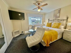 4 bedrooms, iron/ironing board, free WiFi, bed sheets