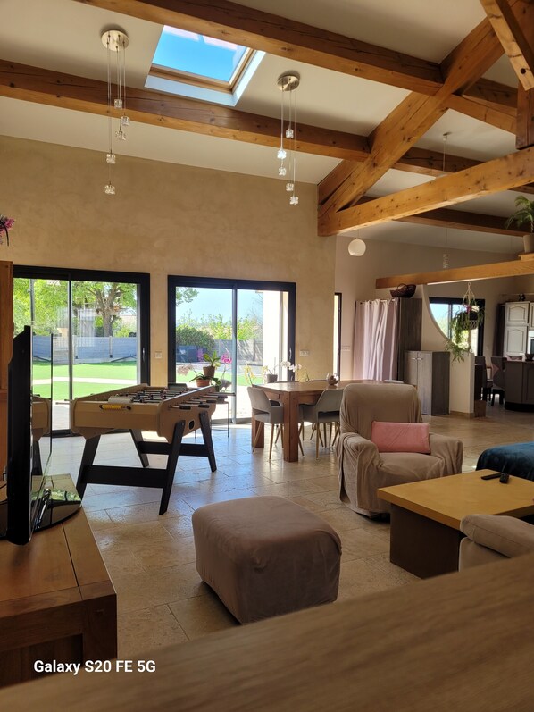 Games room - Maison de Charme (Saint-Hilaire-d'Ozilhan)