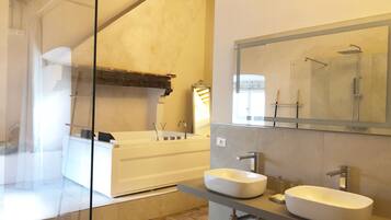 Doccia, vasca idromassaggio, asciugacapelli, bidet