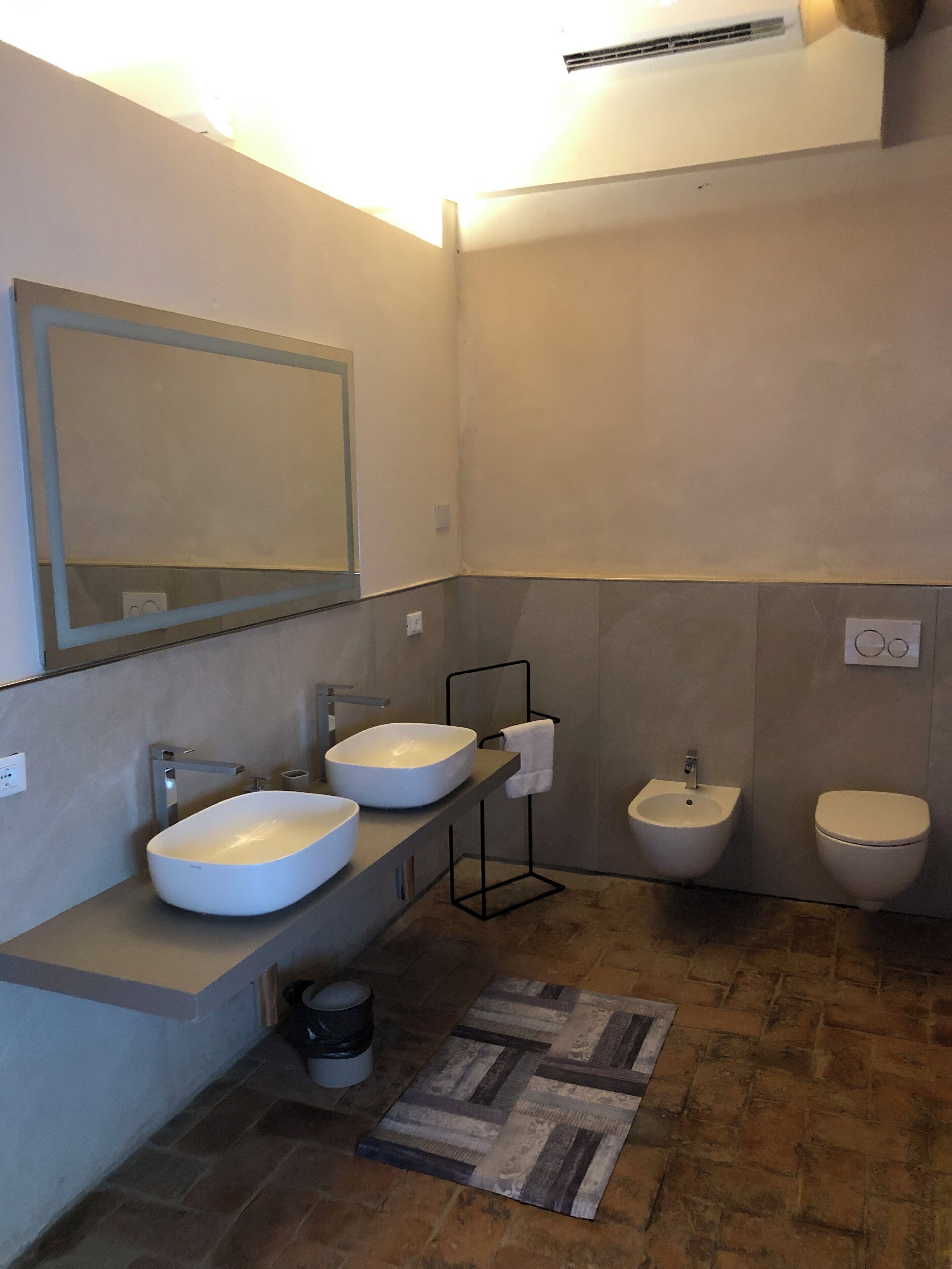 Doccia, vasca idromassaggio, asciugacapelli, bidet
