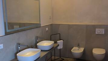 Doccia, vasca idromassaggio, asciugacapelli, bidet