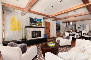 Smart-TV, peis, bøker og stereoanlegg