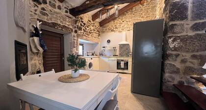 Cozy Stone House with Pool in the Heart of Galicia (pet & family friendly)