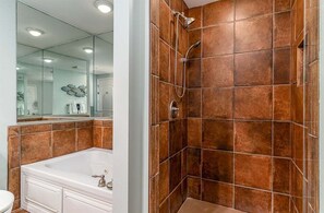 Ducha, bañera de hidromasaje, secador de pelo y toallas