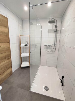 Bruser, miljøvenlige toiletartikler, hårtørrer, håndklæder