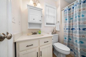Regadera, jabón, papel de baño 