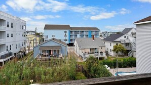 Un barrio residencial con varias casas, una piscina y un muelle.