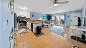 Un apartamento moderno con cocina, comedor y sala de estar.