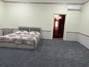 مساحة عمل للكمبيوتر المحمول ومكواة/لوح كي وواي فاي مجانًا وملاءات أسرّة