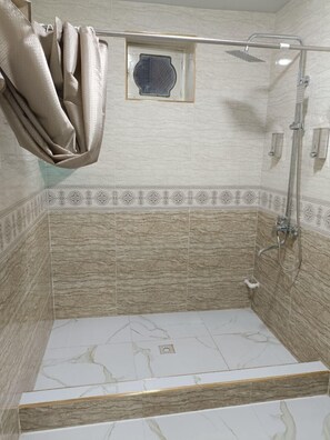 Ducha del cuarto de baño