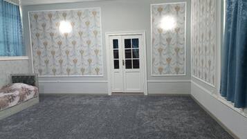 Kamar Quadruple Basic, pemandangan kebun | Ruang kerja ramah laptop, setrika/meja setrika, dan Wi-Fi gratis