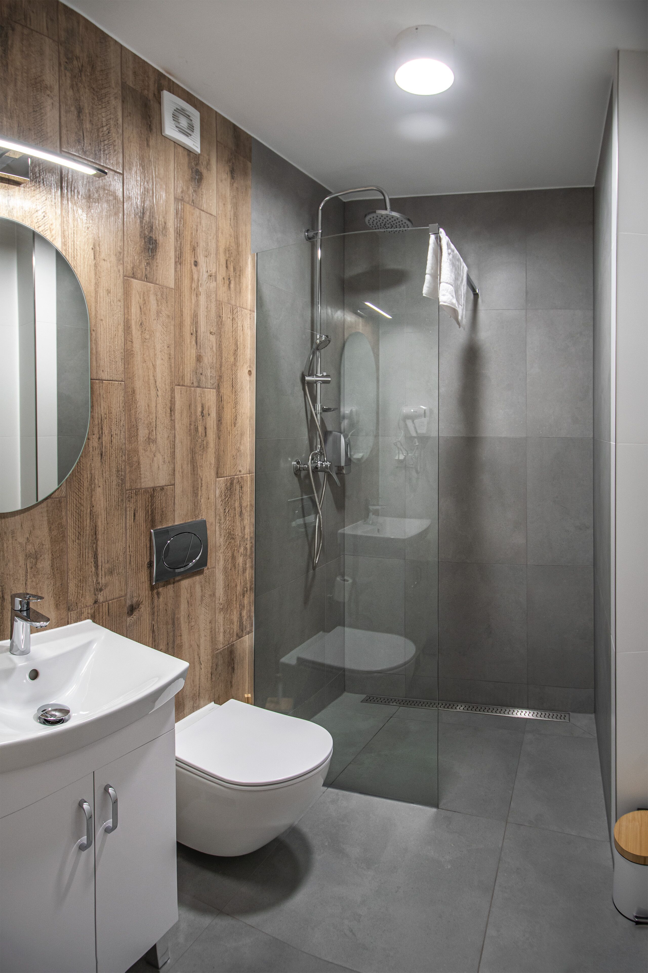 Standard-Doppelzimmer | Badezimmer | Dusche, Haartrockner, Handtücher