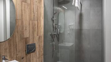 Standard-Doppelzimmer | Badezimmer | Dusche, Haartrockner, Handtücher