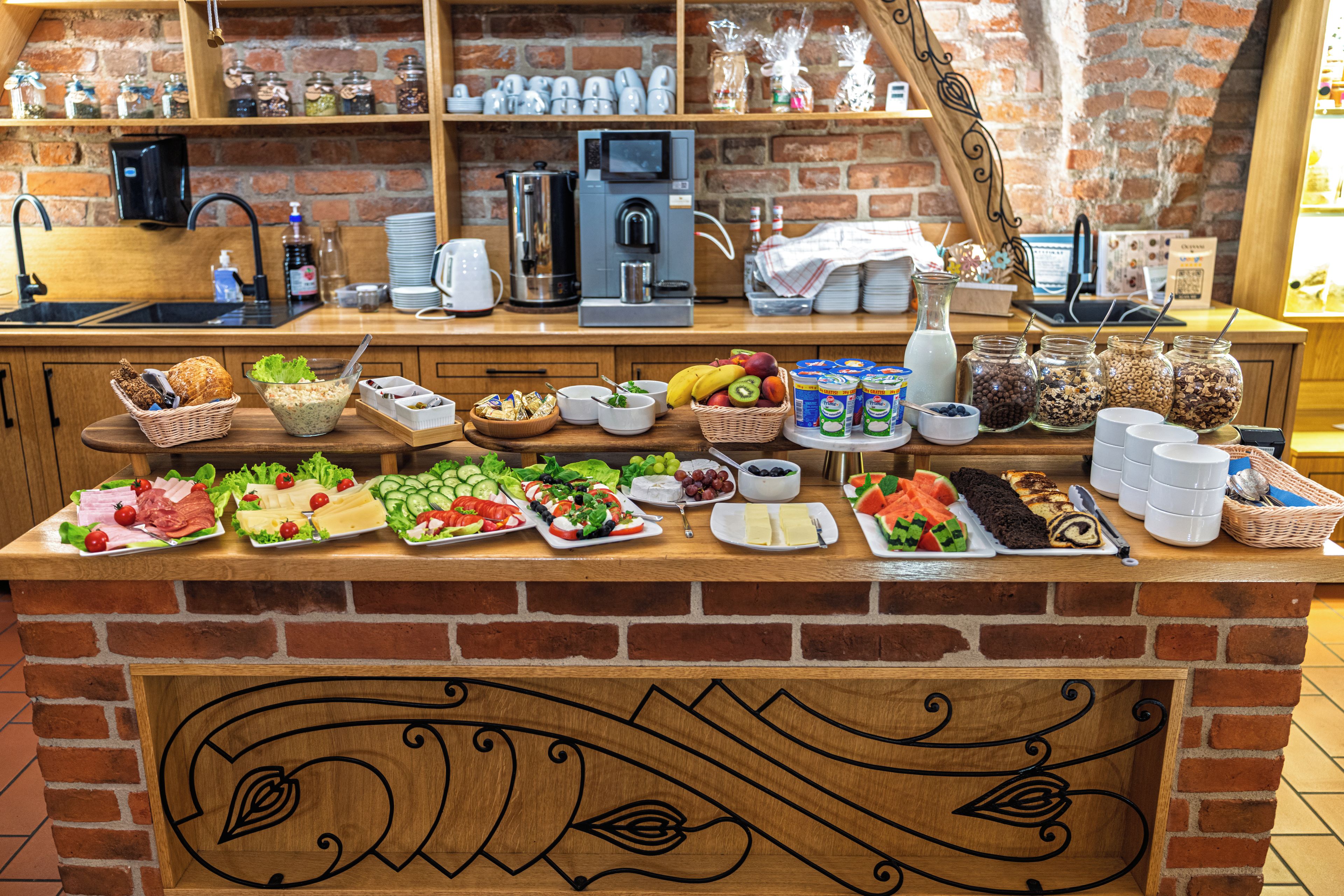 Una mesa de buffet con diversos alimentos y bebidas.